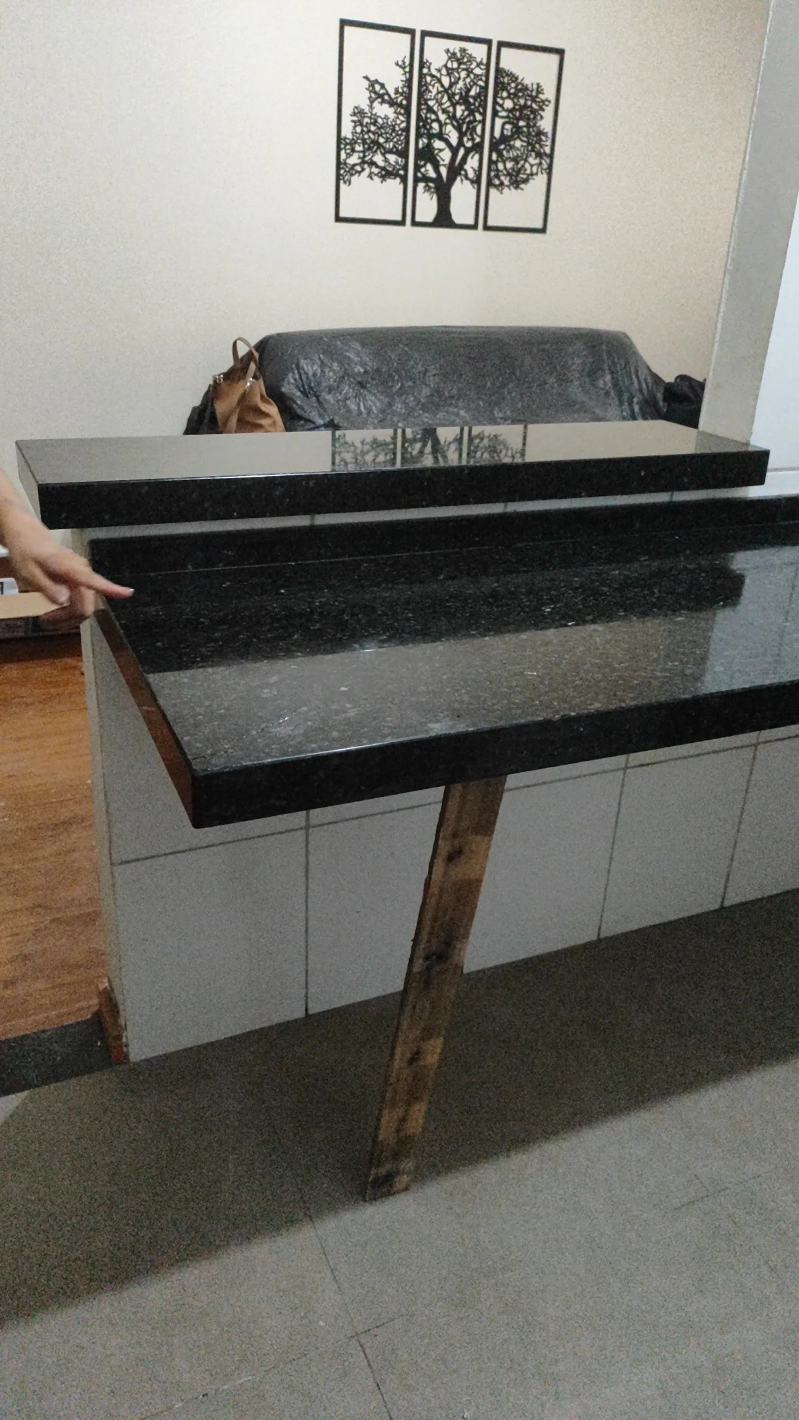 Balcão em granito preto separando sala e cozinha