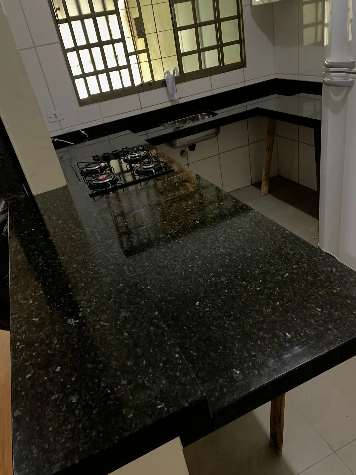 Bancada de cozinha em granito preto com cooktop