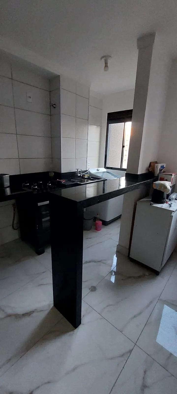Bancada em granito preto com pé em granito
