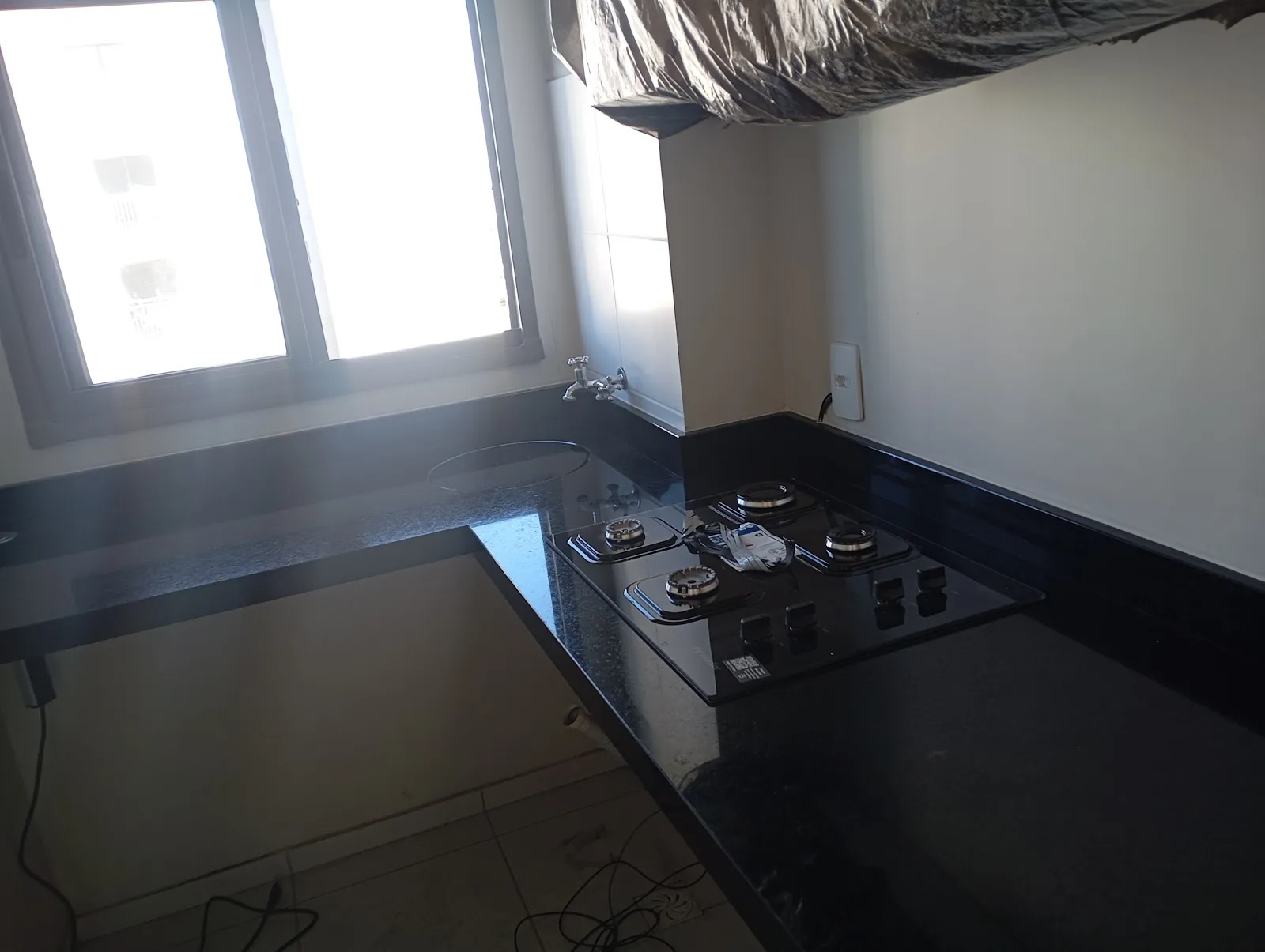 Bancada de cozinha em L em granito preto